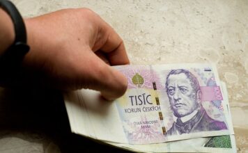 Ile wynosi rata kredytu 300 tys na 30 lat?